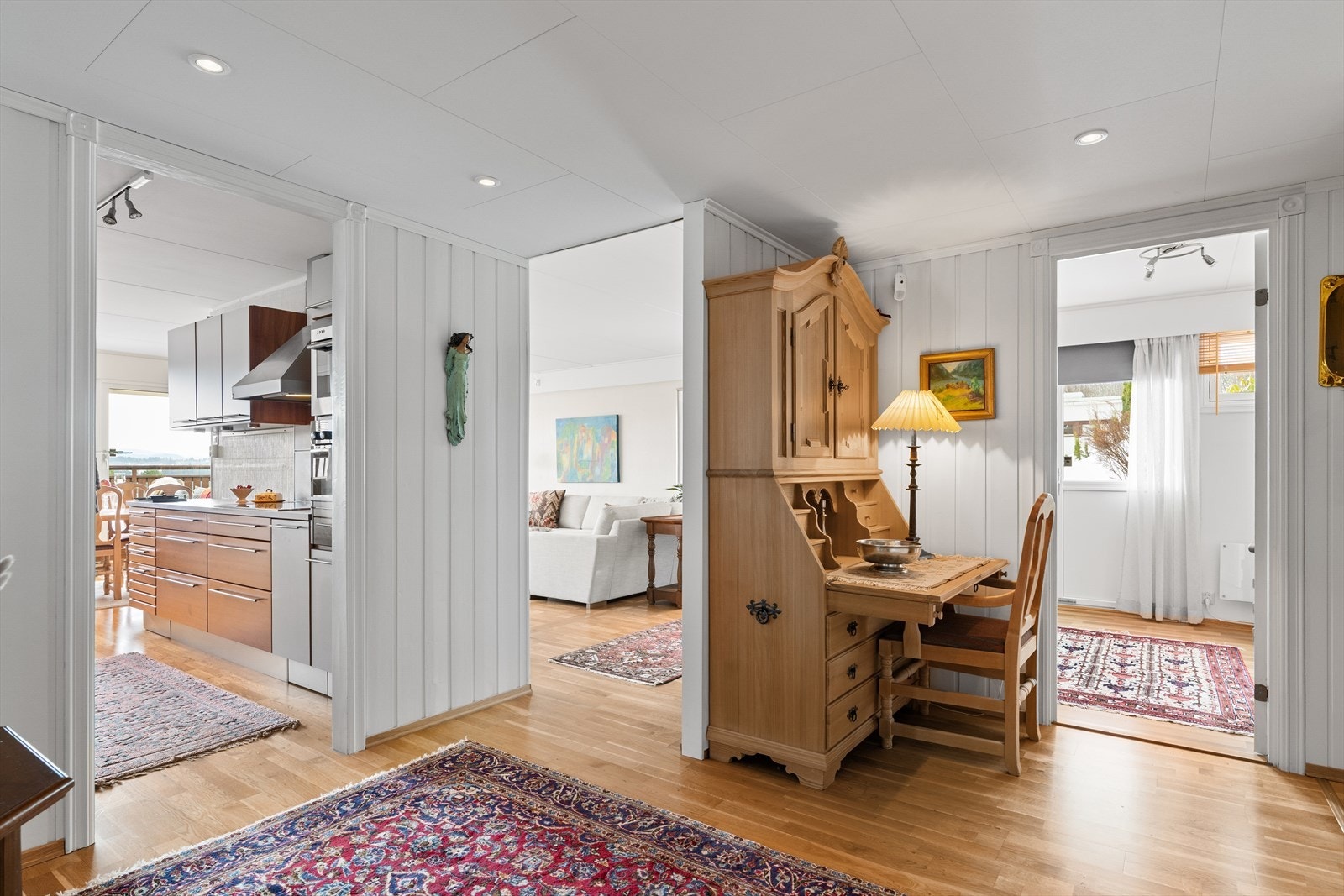 Leiligheten er originalt godkjent med tre soverom, men de er slått sammen til to soverom(hvor ett har eget walk-in closet). Galleribilde