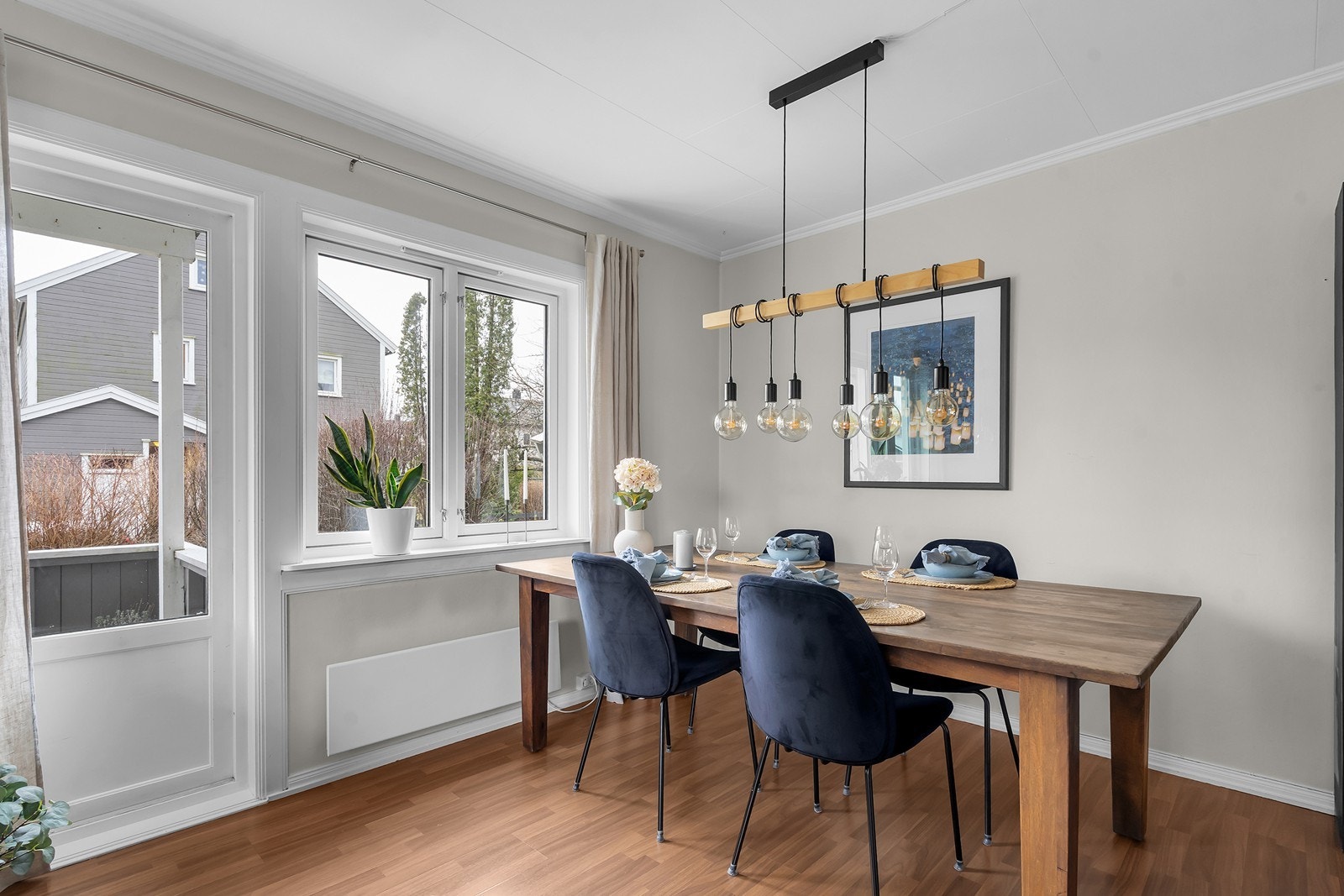 Lys leilighet med god plass til stort spisebord Galleribilde