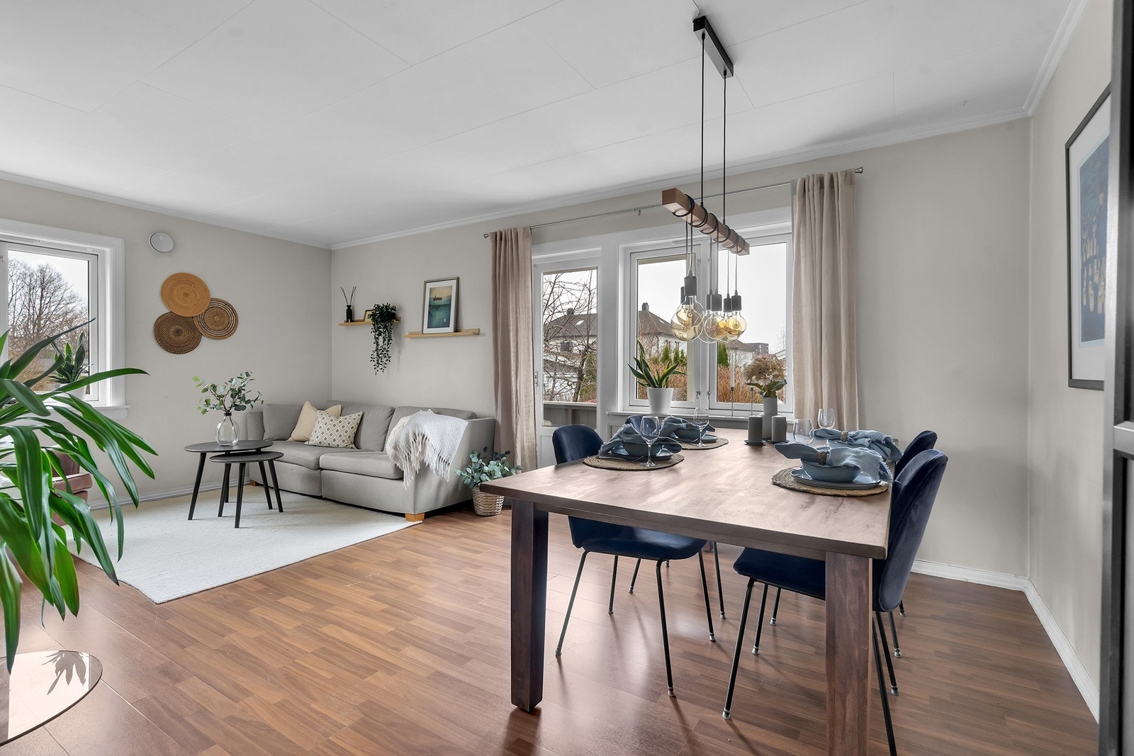 Lys leilighet med utgang til balkong og hage Galleribilde