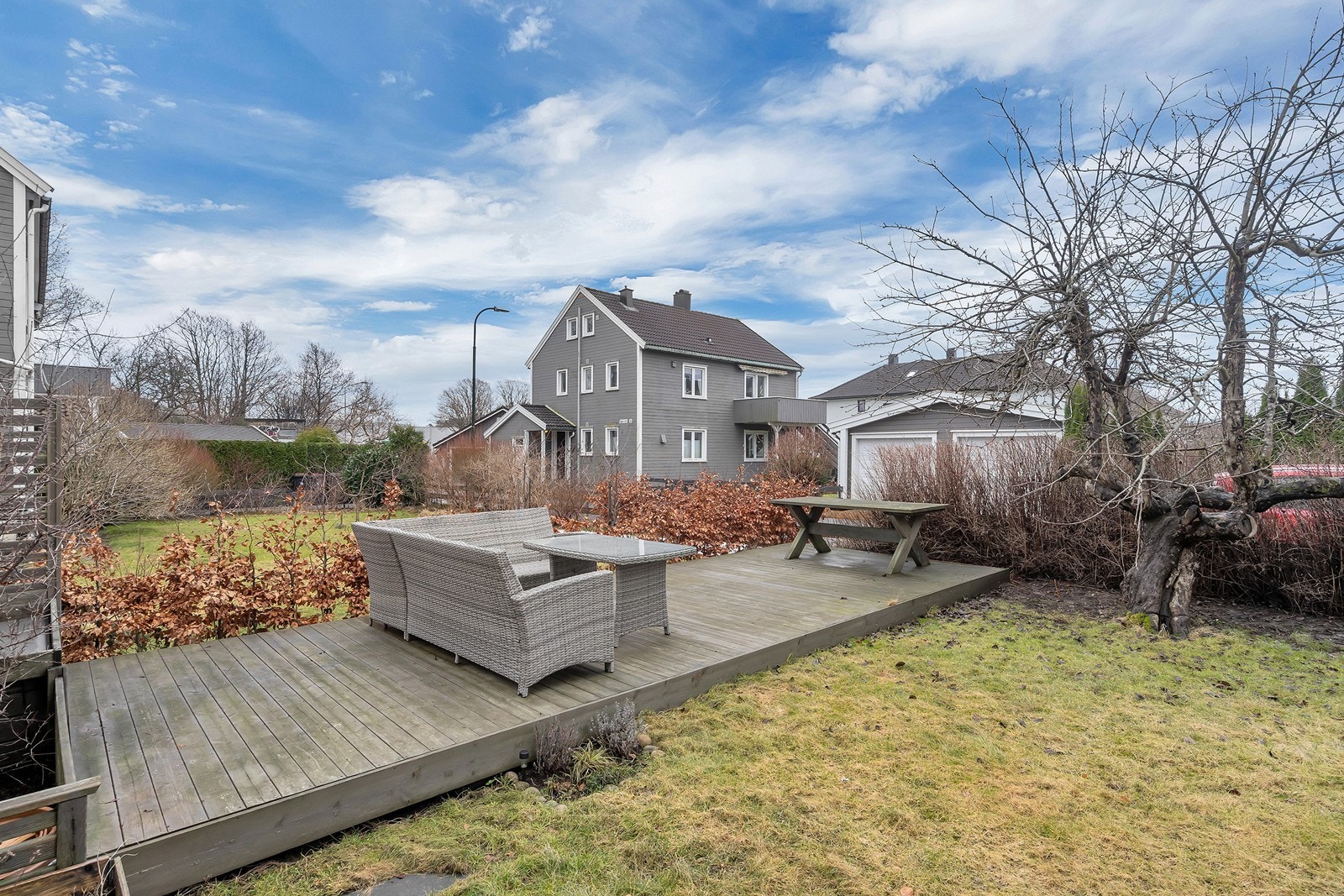 Solrik tomt som vedlikeholdes og disponeres av denne enheten Galleribilde