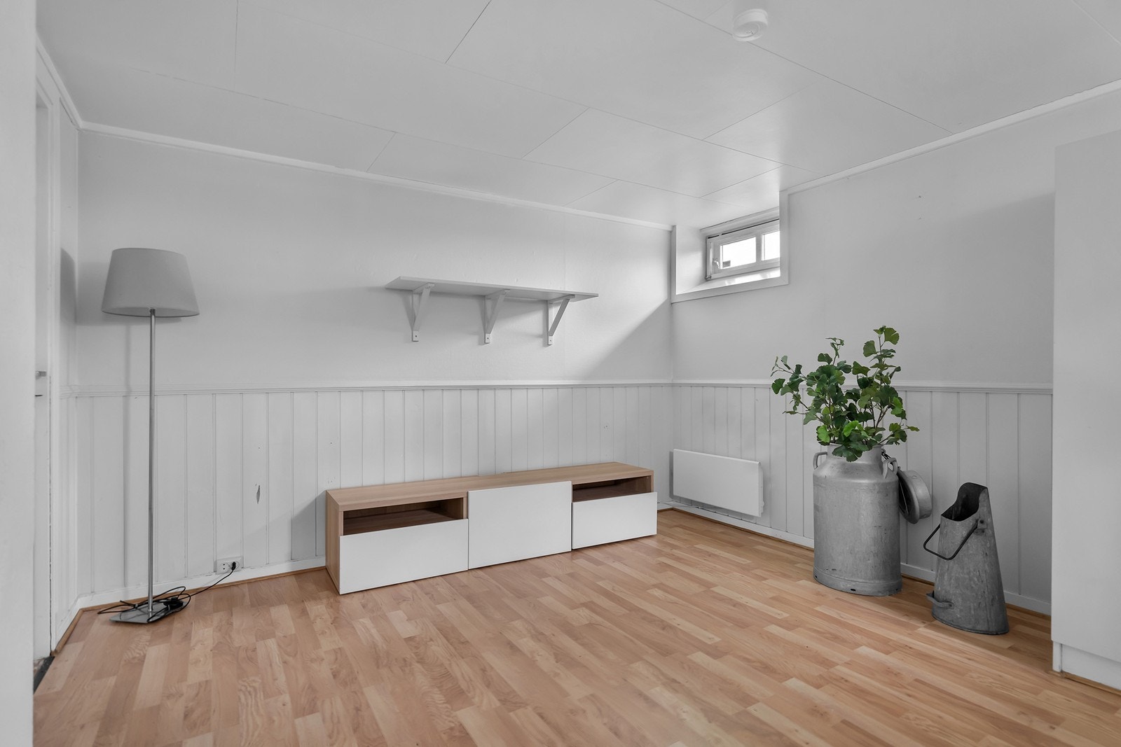 innredet rom i kjeller med utgang til boder og vaskekjeller Galleribilde