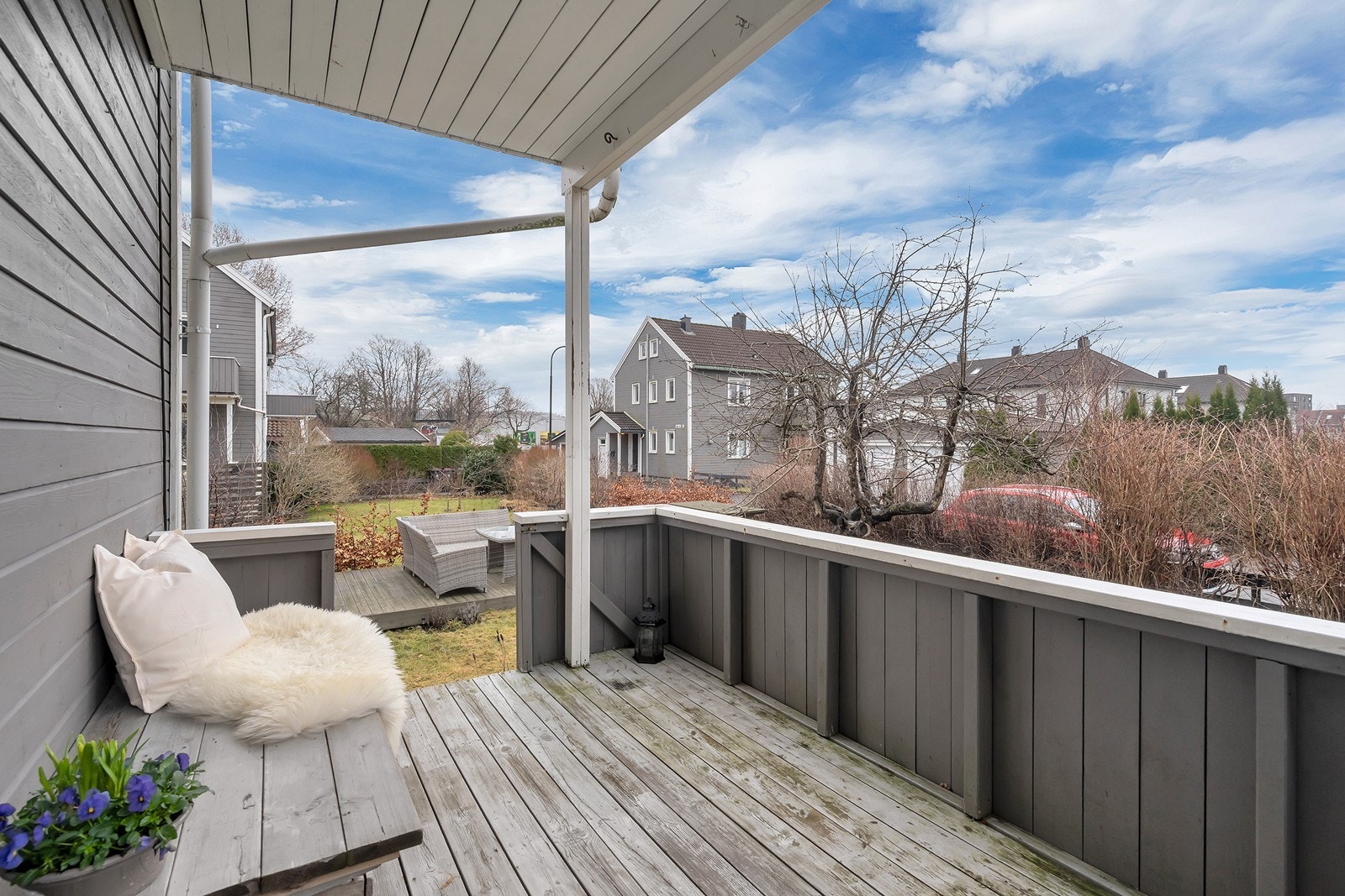 Trapp ned til hage som er felles men er delt opp så hver enhet har en parsell Galleribilde