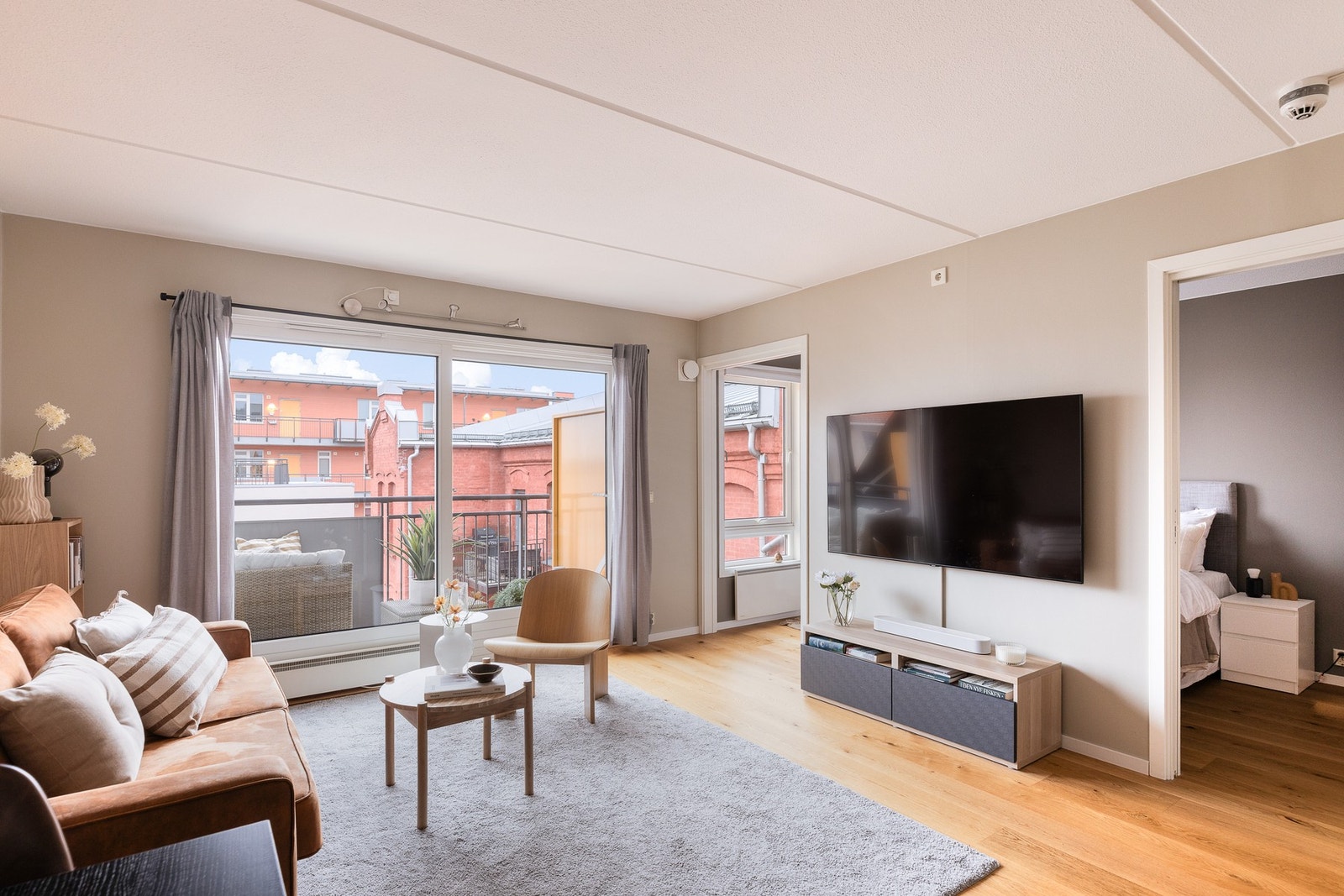 Lys og luftig stue med store vindusflater som gir en god romfølelse. Galleribilde