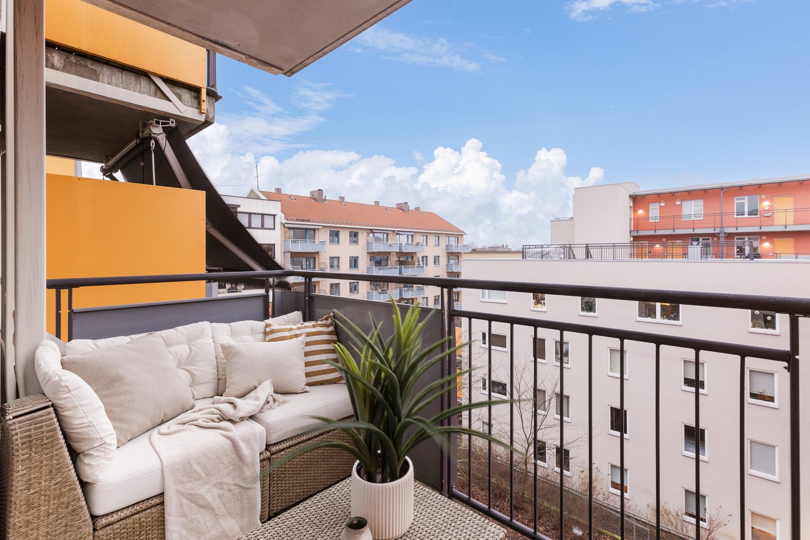 Arealeffektiv 2-roms endeleilighet fra 2005 med solrik sørvestvendt balkong. Galleribilde