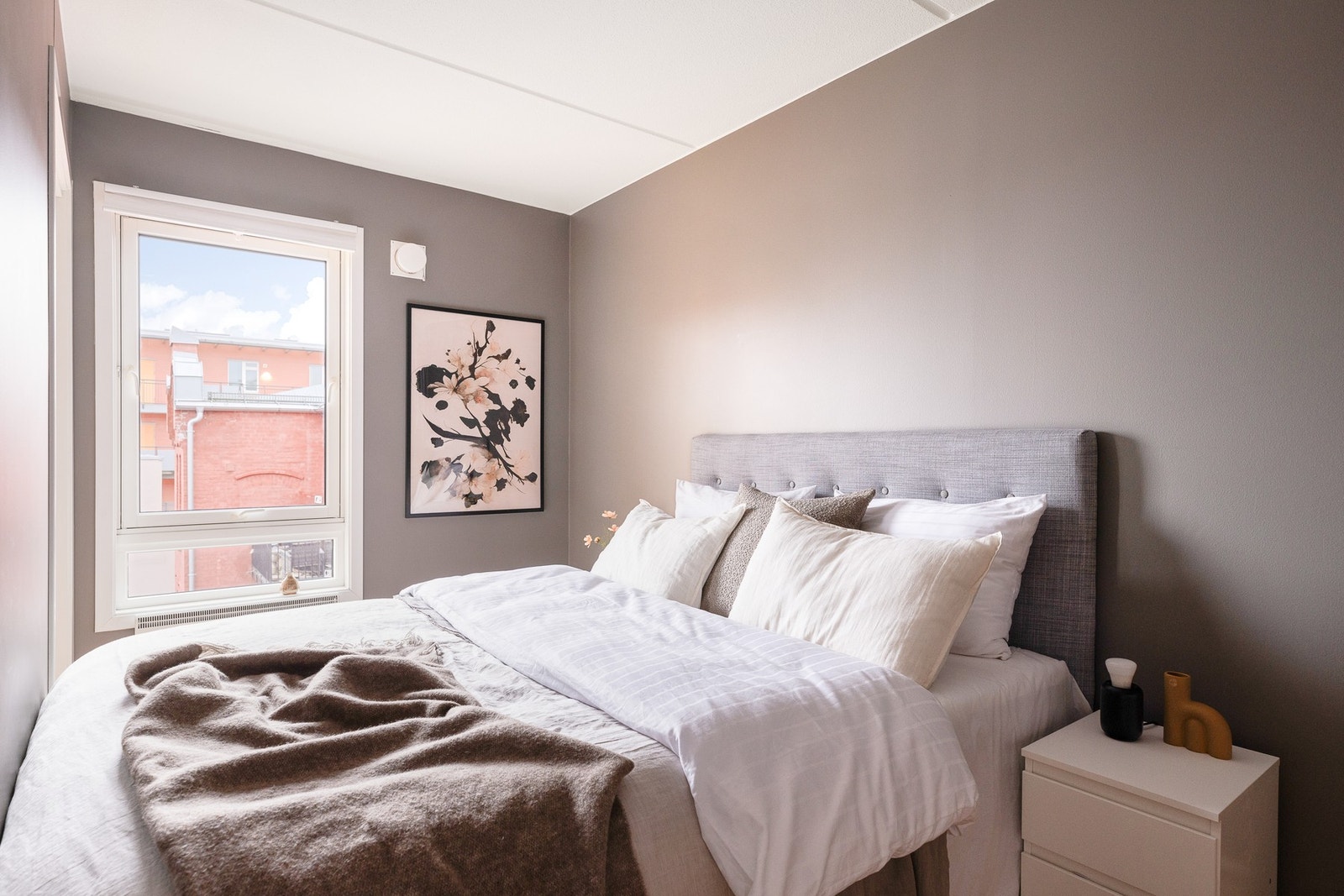 Praktisk soverom med plass til stor dobbeltseng og nattbord. Galleribilde