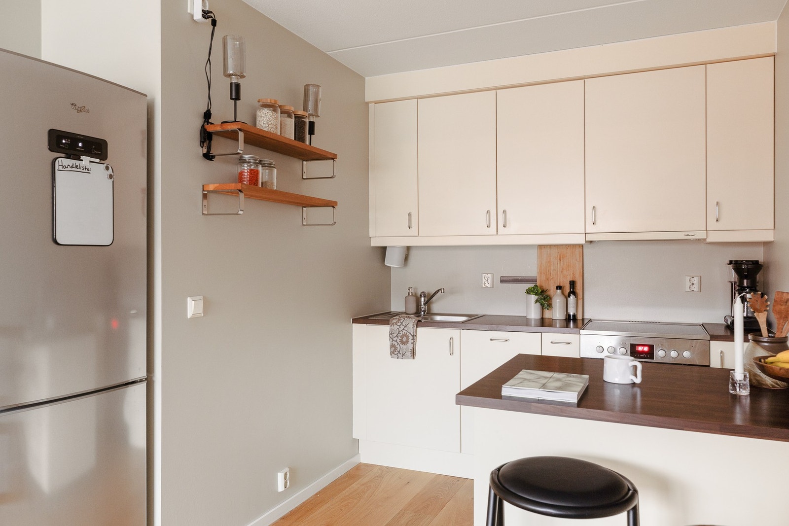 Oppvaskmaskin, komfyr og kjøleskap medfølger salget. Galleribilde