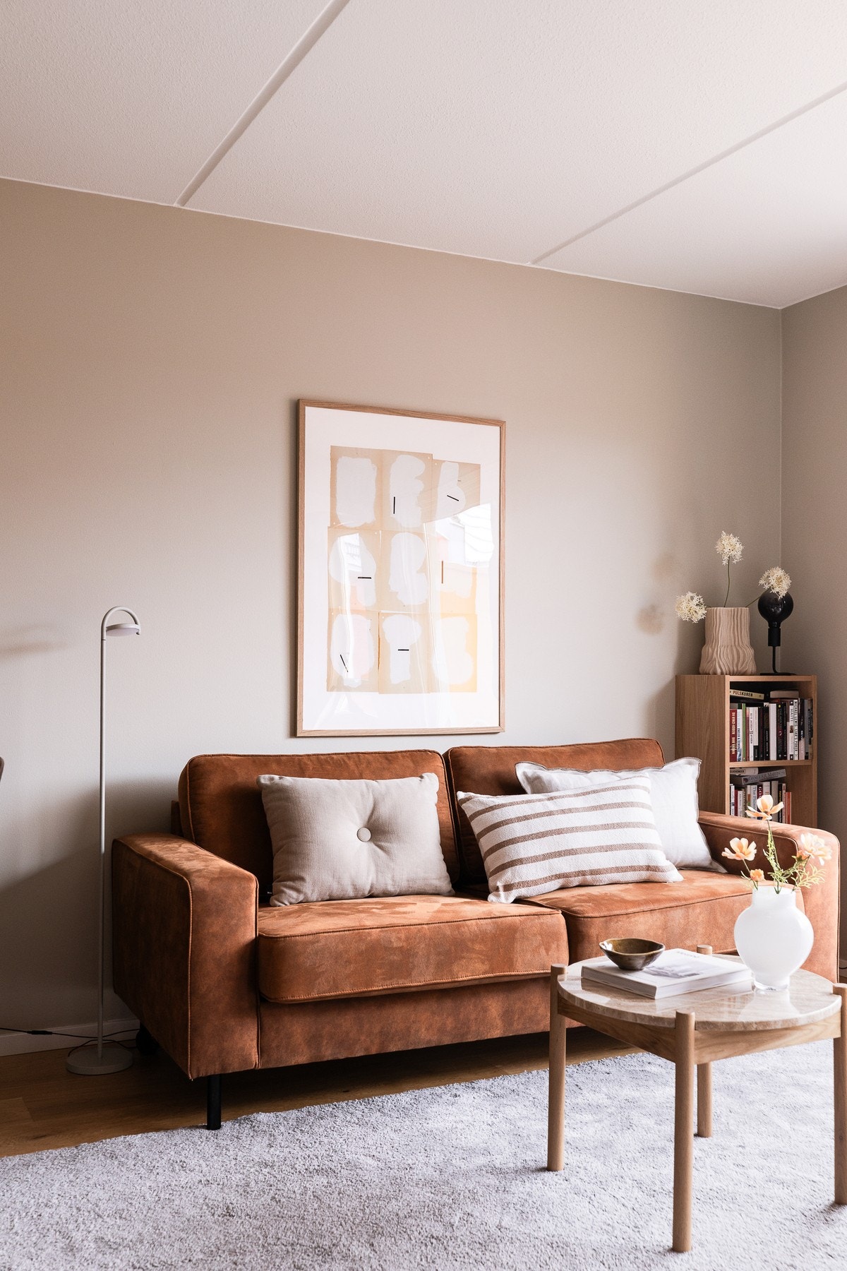 Stuen har flere naturlige møbleringssoner. Galleribilde