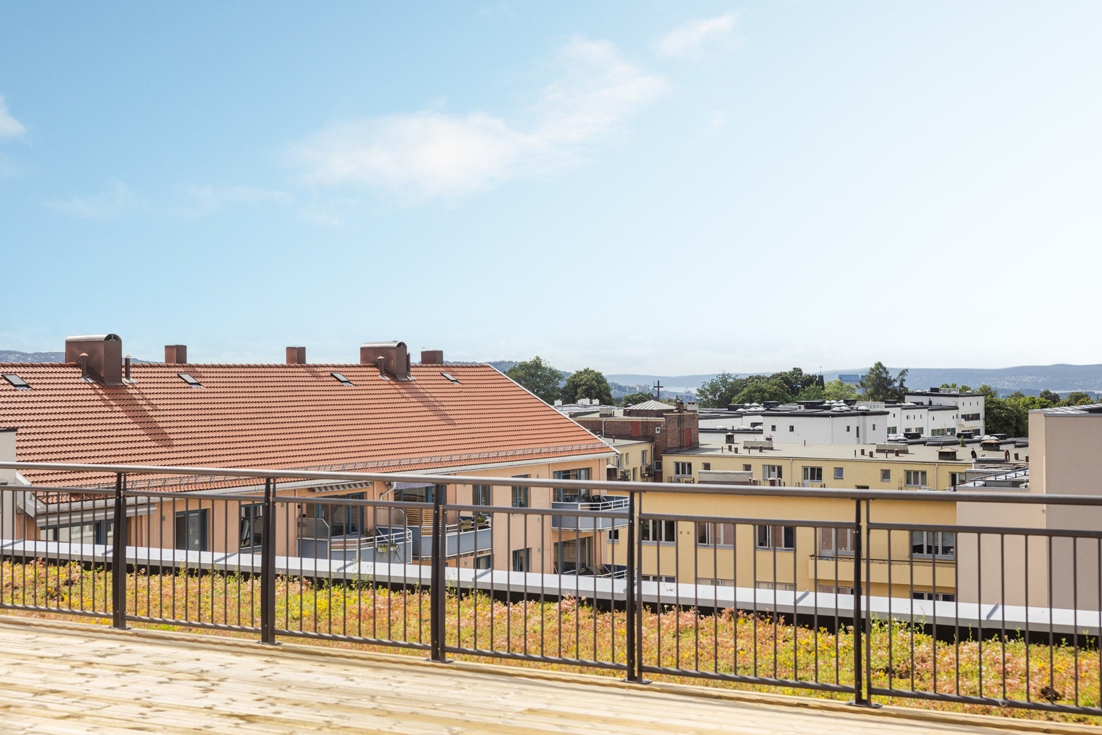 Fra taket har du utsikt over byen og ned mot fjorden. Galleribilde