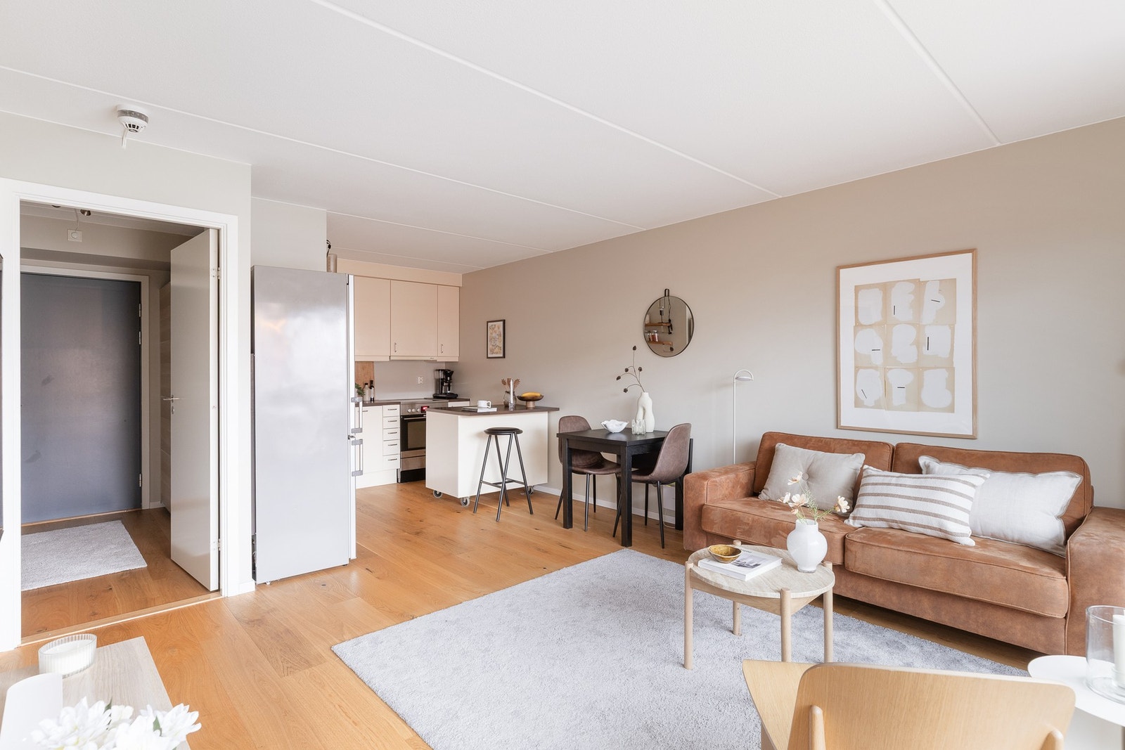 Stuen har god plass til en fin sofagruppe, mediemøblement, og spiseplass. Galleribilde