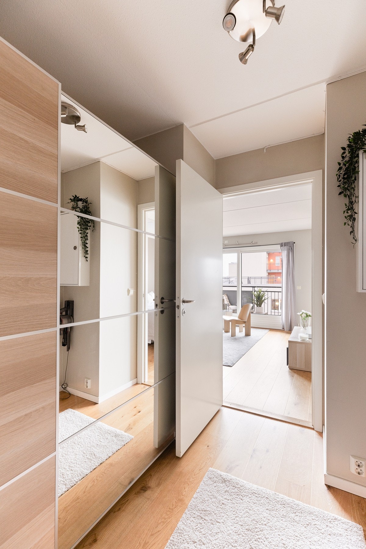 I gangen har du praktisk skyvedørsgarderobe som gir praktisk oppbevaringsplass for yttertøy og sko. Galleribilde