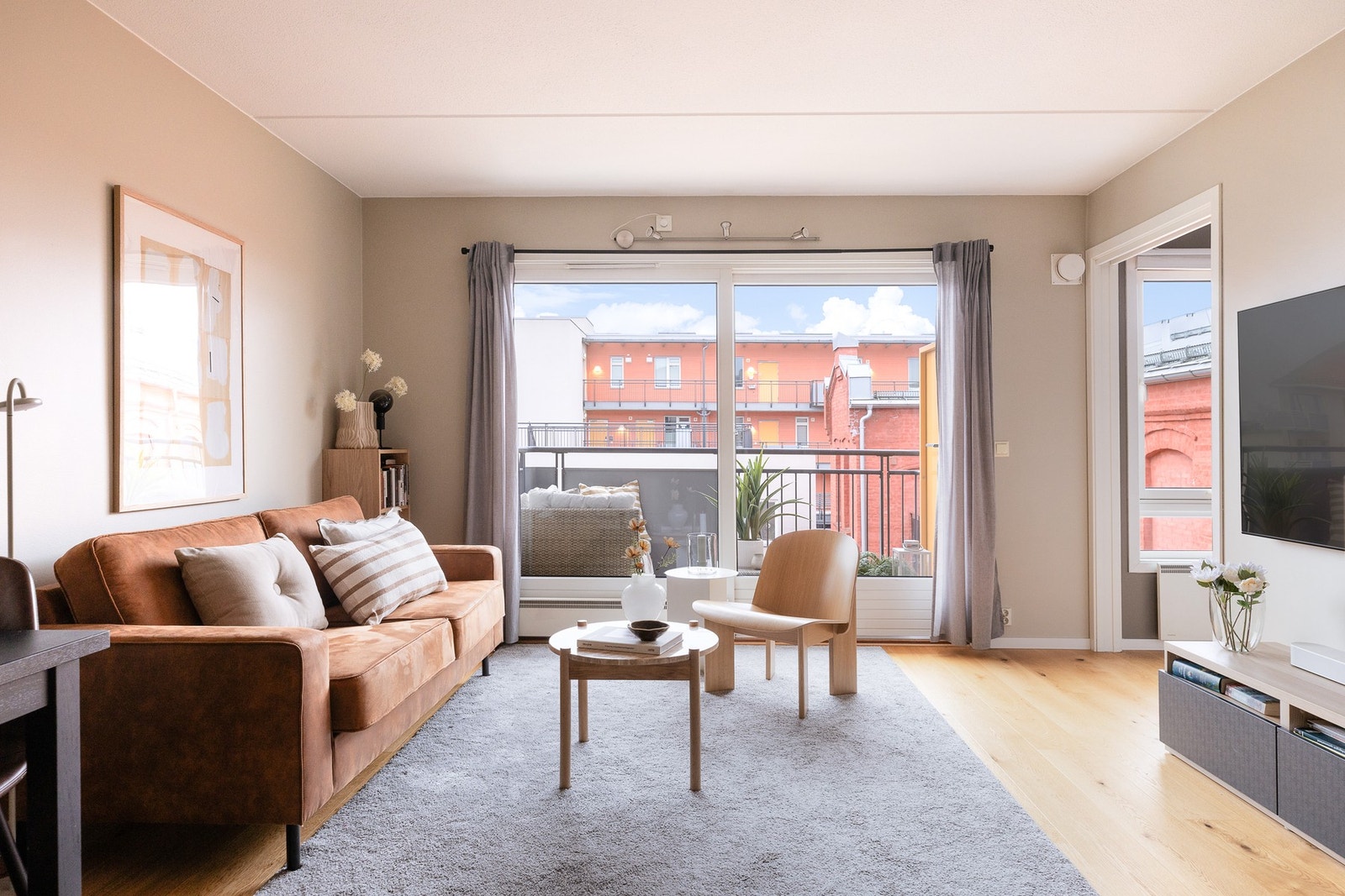 Leiligheten har en arealeffektiv planløsning og store vindusflater som gir godt med naturlig lys i hele leiligheten. Galleribilde