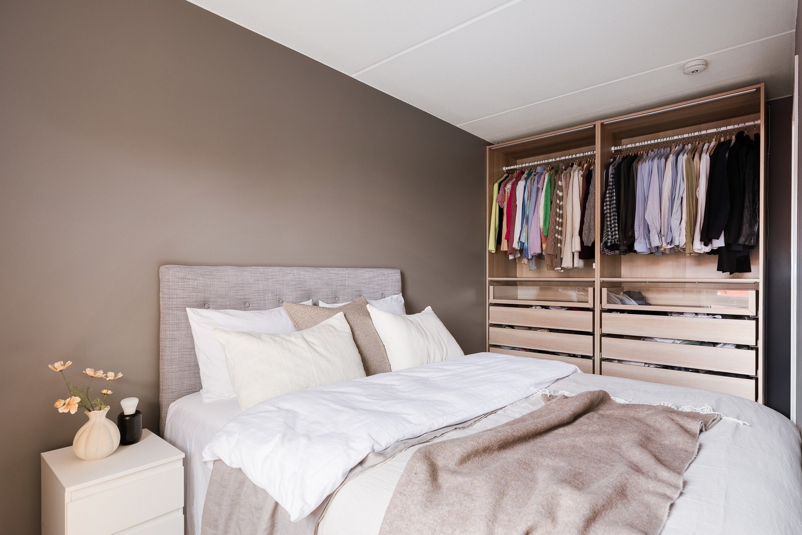Rommet har et stort garderobeskap som gir rikelig med lagringsplass. Galleribilde