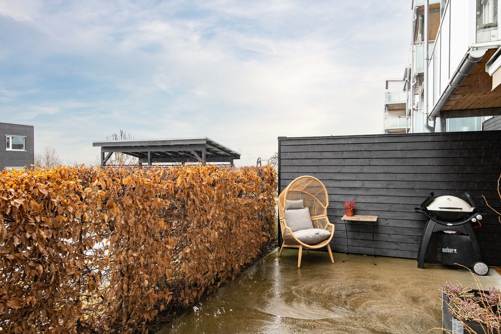 Her er det god plass til både loungegruppe og grill. Galleribilde