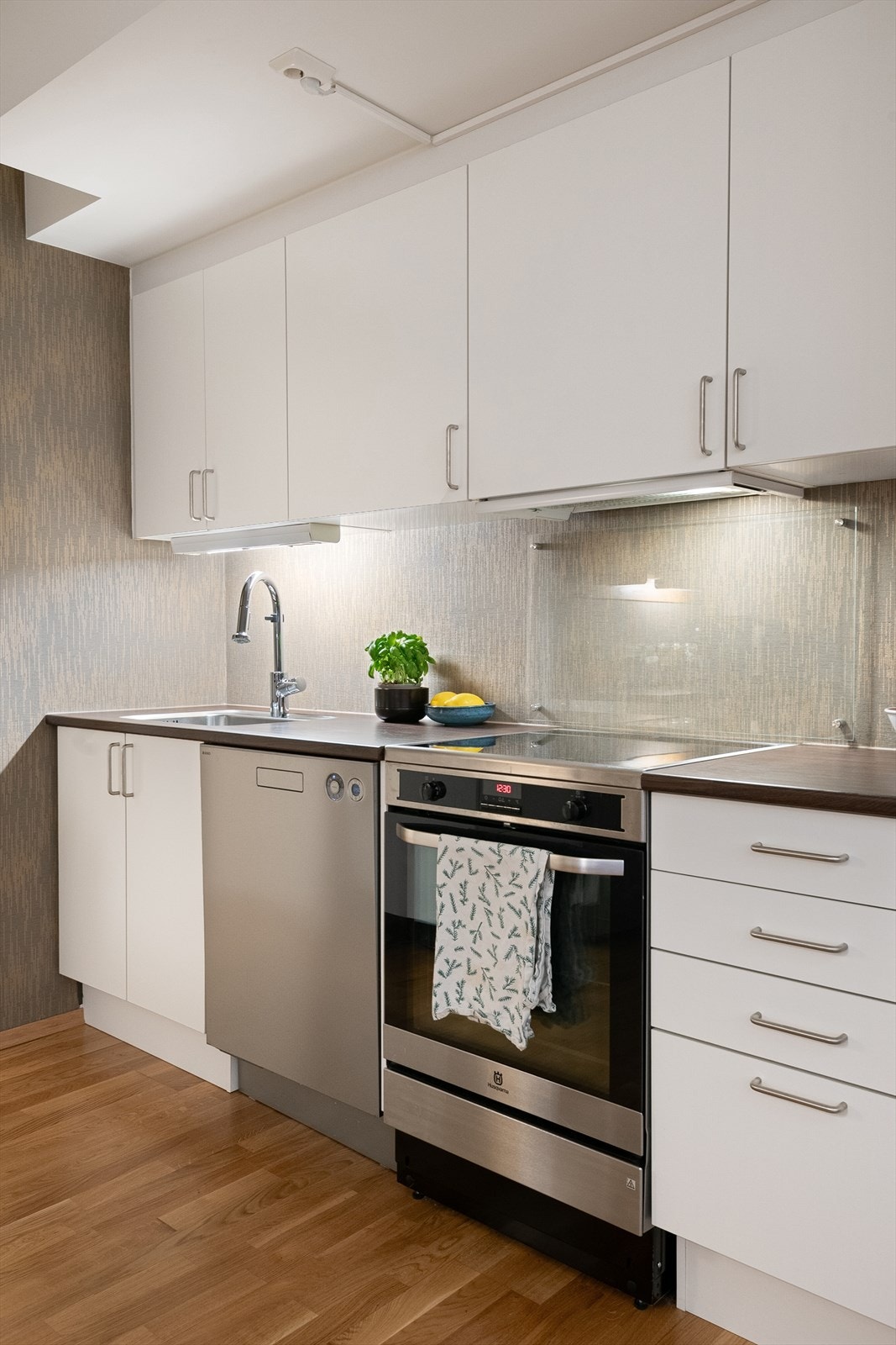 Kjøkkenet er utstyrt med ventilator med mekanisk avtrekk. Hvitevarer kan medfølge om ønskelig. Galleribilde