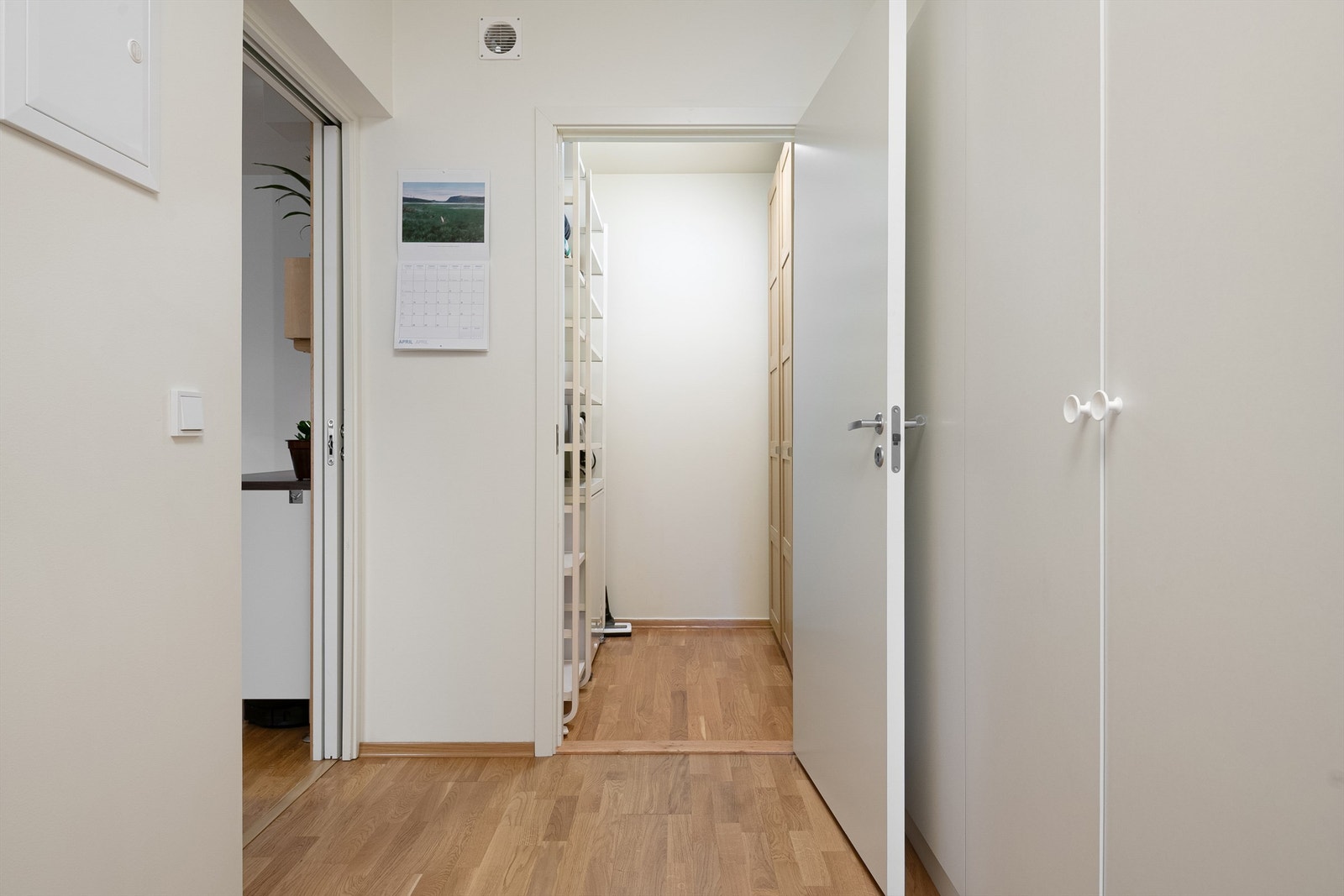 Inngang til den praktiske innvendige boden. Galleribilde