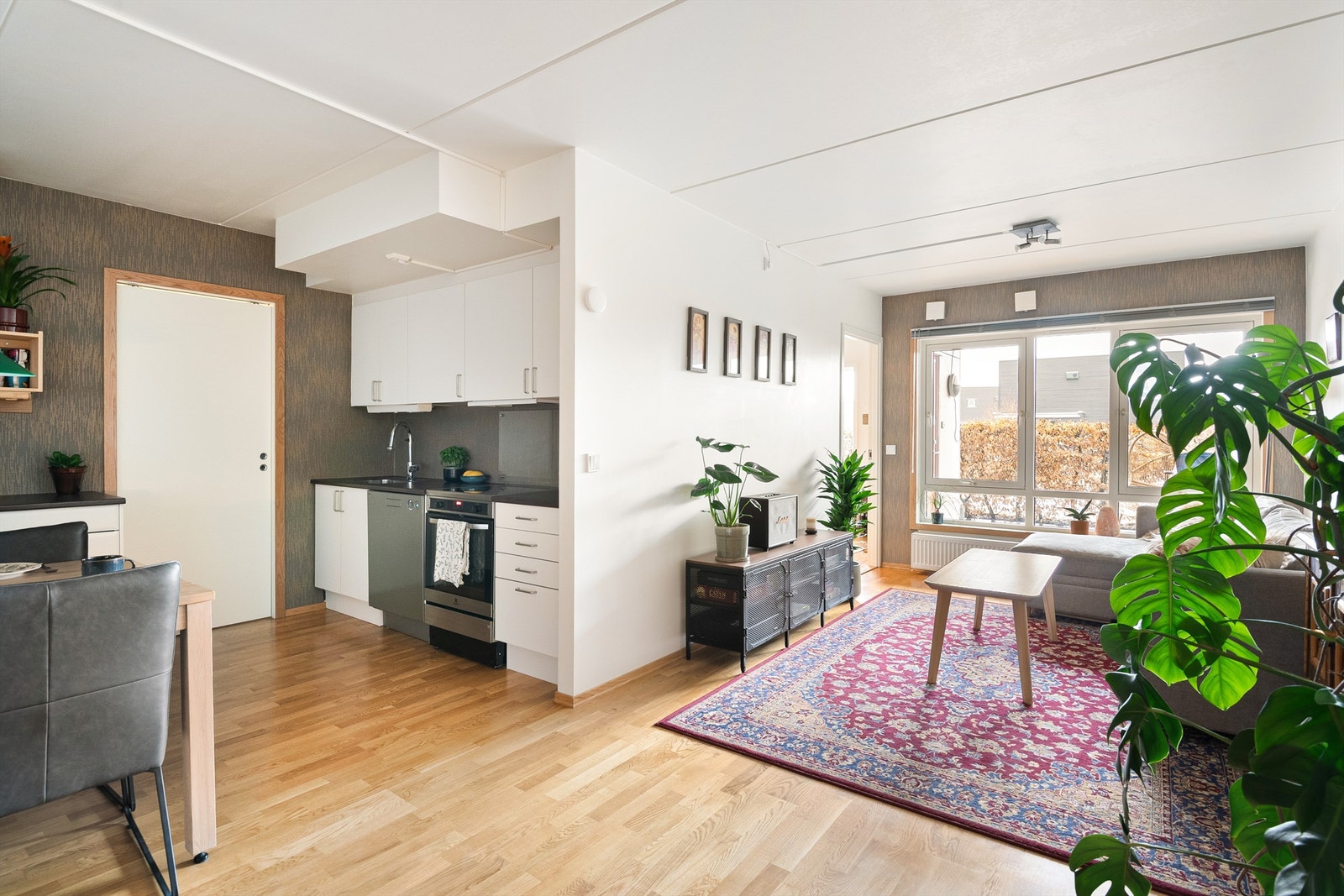 Velkommen til Marta Steinsviks Vei 8C! En arealeffektiv leilighet med egen inngang på bakkeplan. Galleribilde