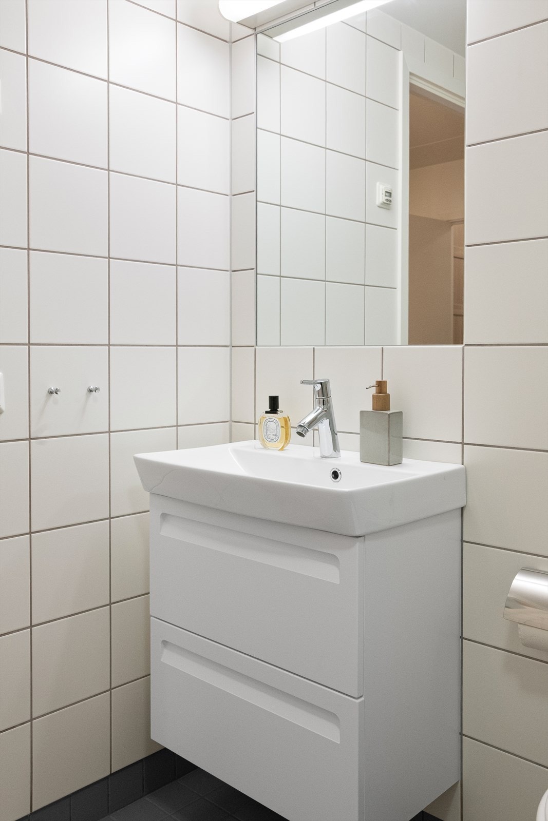 Servantinnredningen med speil og overlys er fra 2016. Galleribilde