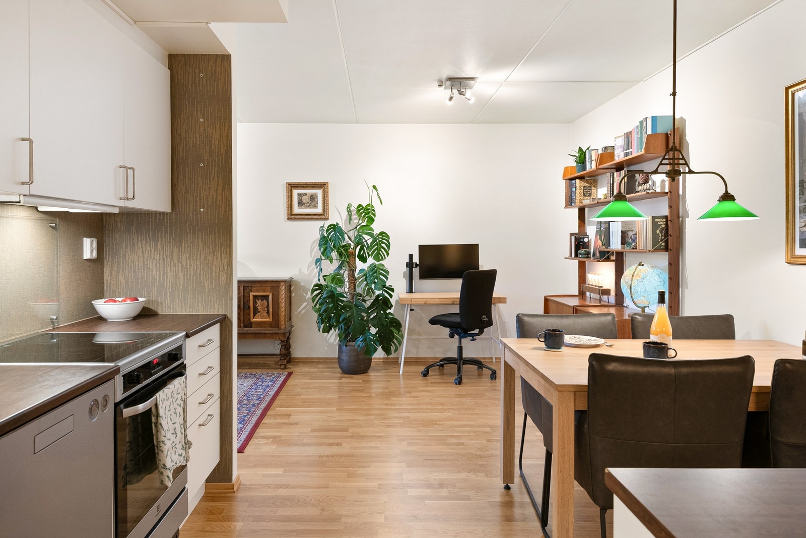 Stue og kjøkken i åpen løsning med en takhøyde på 2,50 meter. Galleribilde