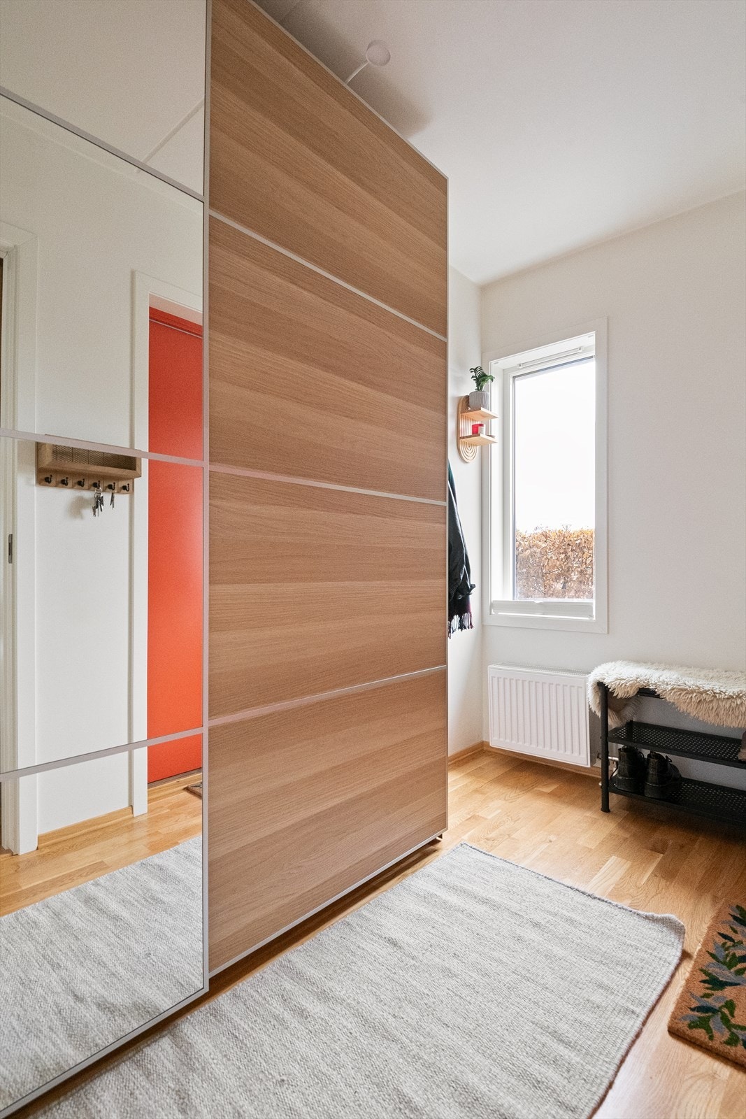 Romslig entré med god plass til oppbevaring av yttertøy og sko. Galleribilde