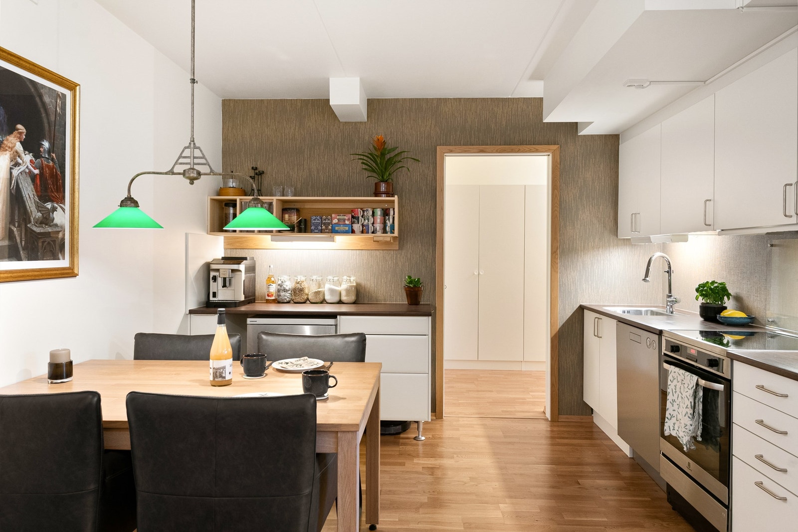 Kjøkkeninnredning fra Sigdal i en åpen løsning mot stuen, som skaper en sosial og innbydende sone. Galleribilde