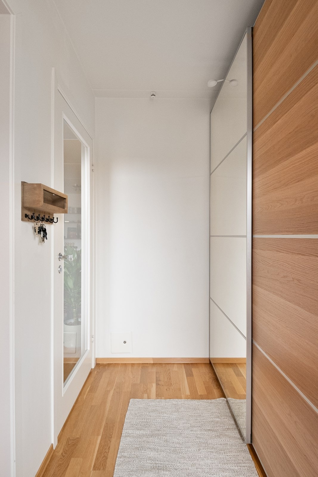 Fra gangen leder en elegant glassdør inn til stuen, noe som gir en fin romfølelse. Galleribilde