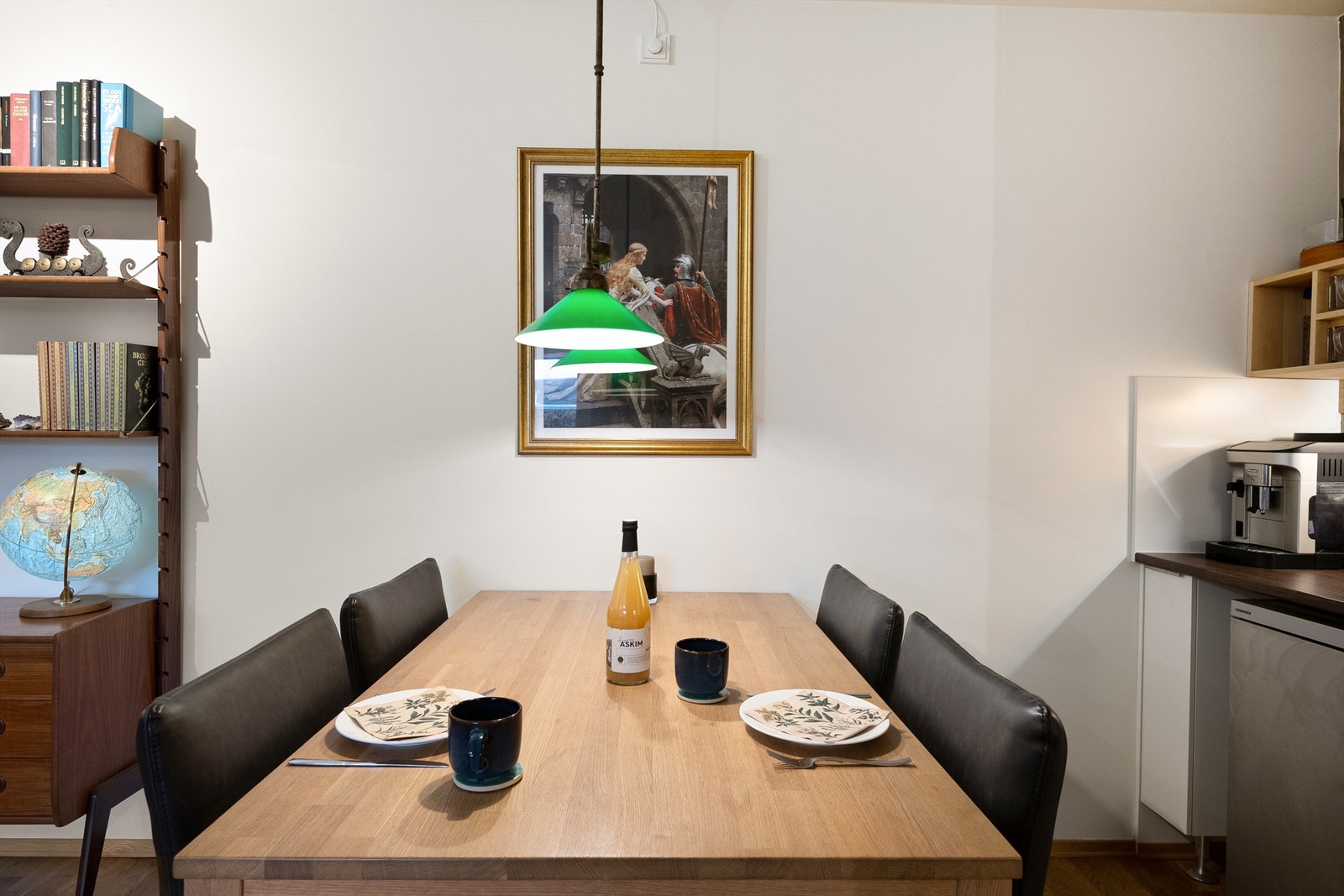 God plass til en hyggelig spiseplass i tilknytning til kjøkkenet. Galleribilde