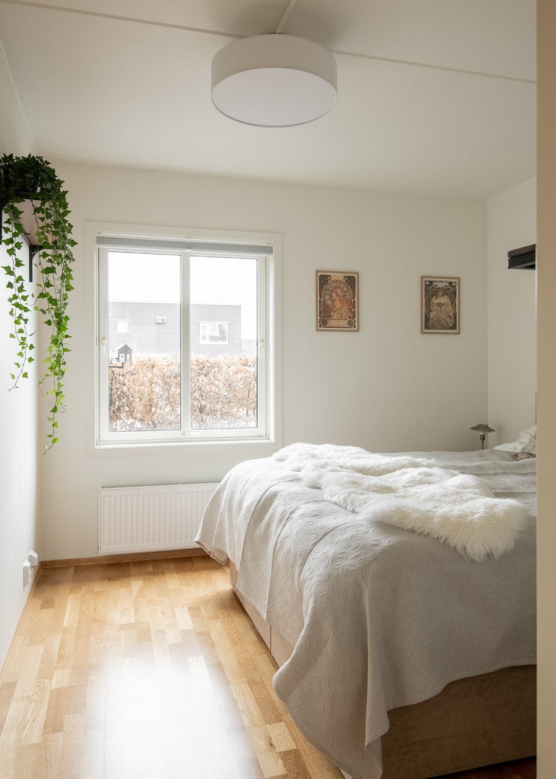 Soverommet har plass til dobbeltseng og vender ut mot et rolig område. Galleribilde