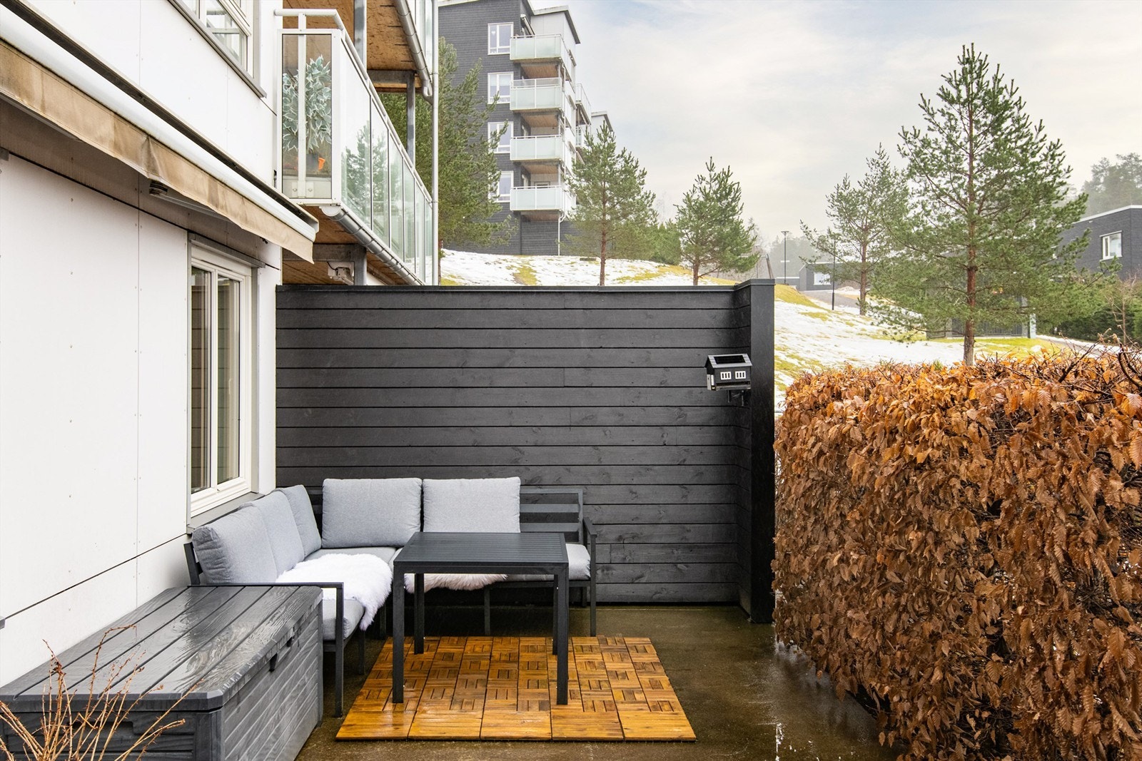 Uteplassen har nylig fått nye levegger i regi av sameiet, noe som gir god skjerming. Galleribilde