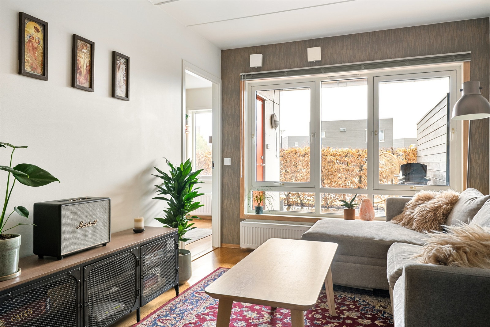 Store vindusflater gir godt med dagslys inn i stuen. Galleribilde