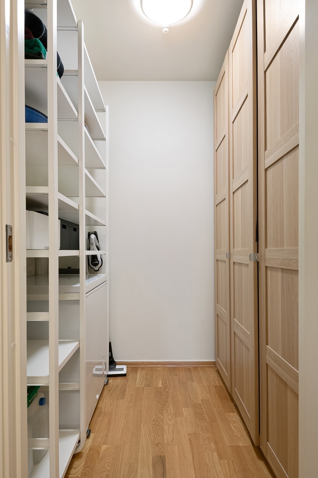 Den innvendige boden gir rikelig med lagringsplass, lett tilgjengelig fra leiligheten. Galleribilde