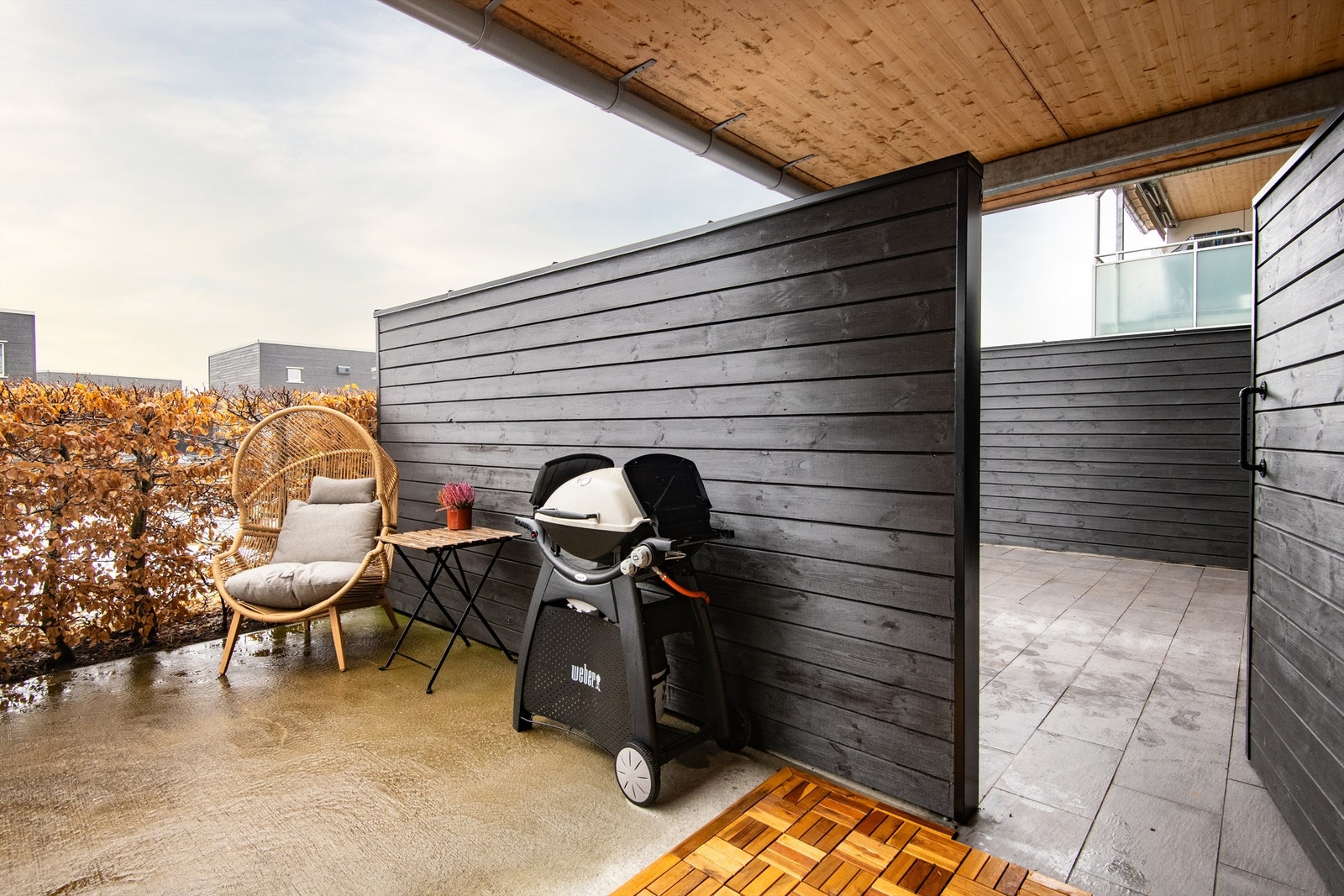 En privat inngangsport skjermer uteplassen og leiligheten fra fellesarealet. Galleribilde