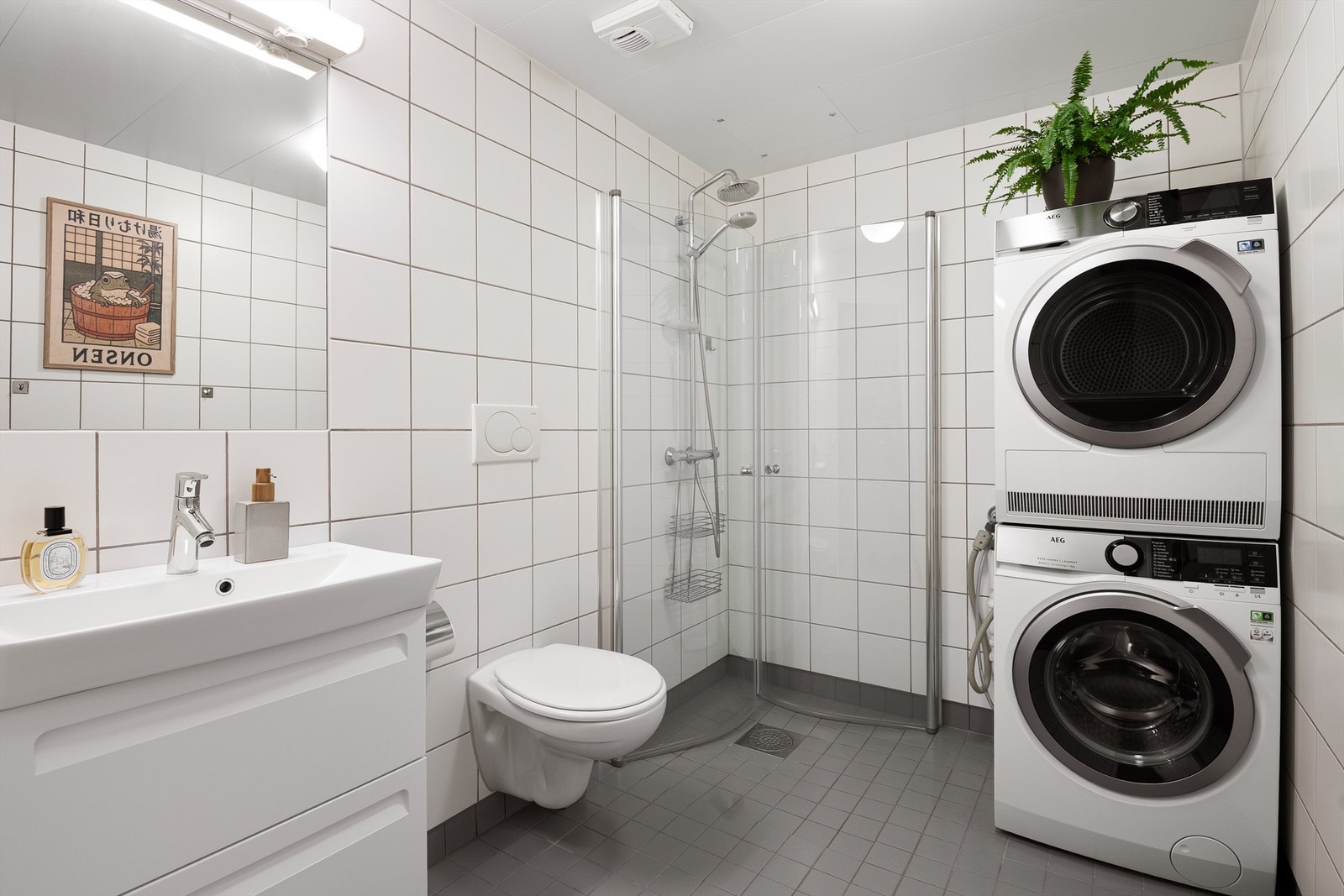 Badet er utstyrt med dusjhjørne, vegghengt toalett og opplegg for vaskesøyle. Galleribilde