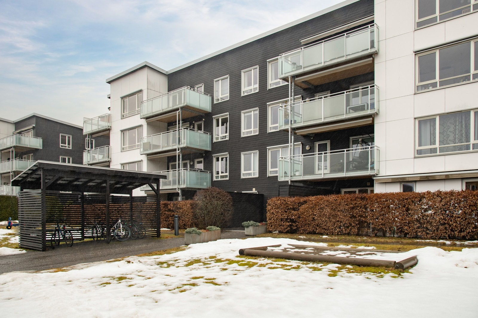 Leiligheten disponerer to garasjeplasser med elbillader i oppvarmet anlegg, samt en ekstern bod på 5 m². Galleribilde