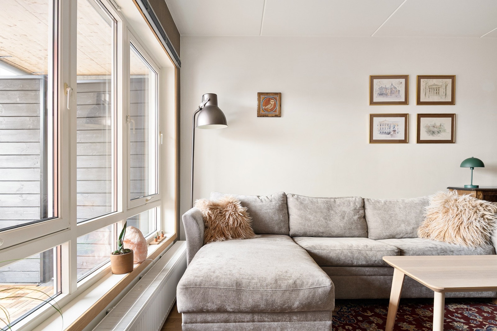 En lys og luftig stue med plass til en komfortabel sofagruppe. Galleribilde