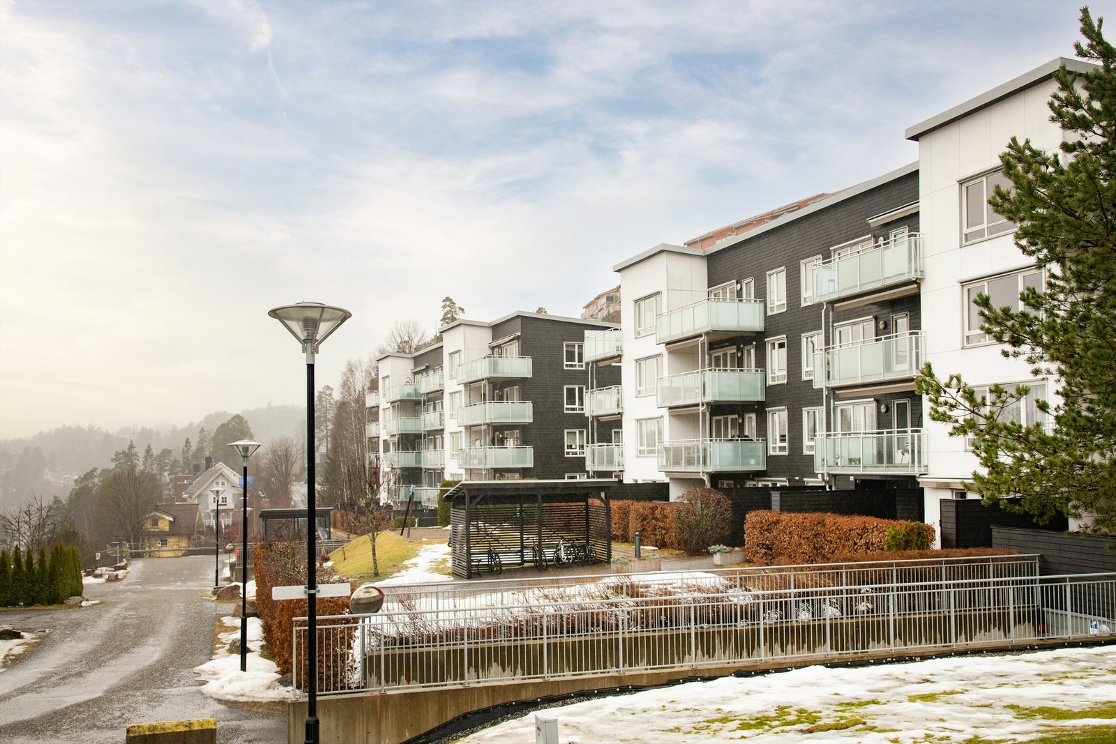 Beliggenheten innerst i en blindvei gir et rolig bomiljø med nærhet til Ljanselva og Østmarka. Galleribilde