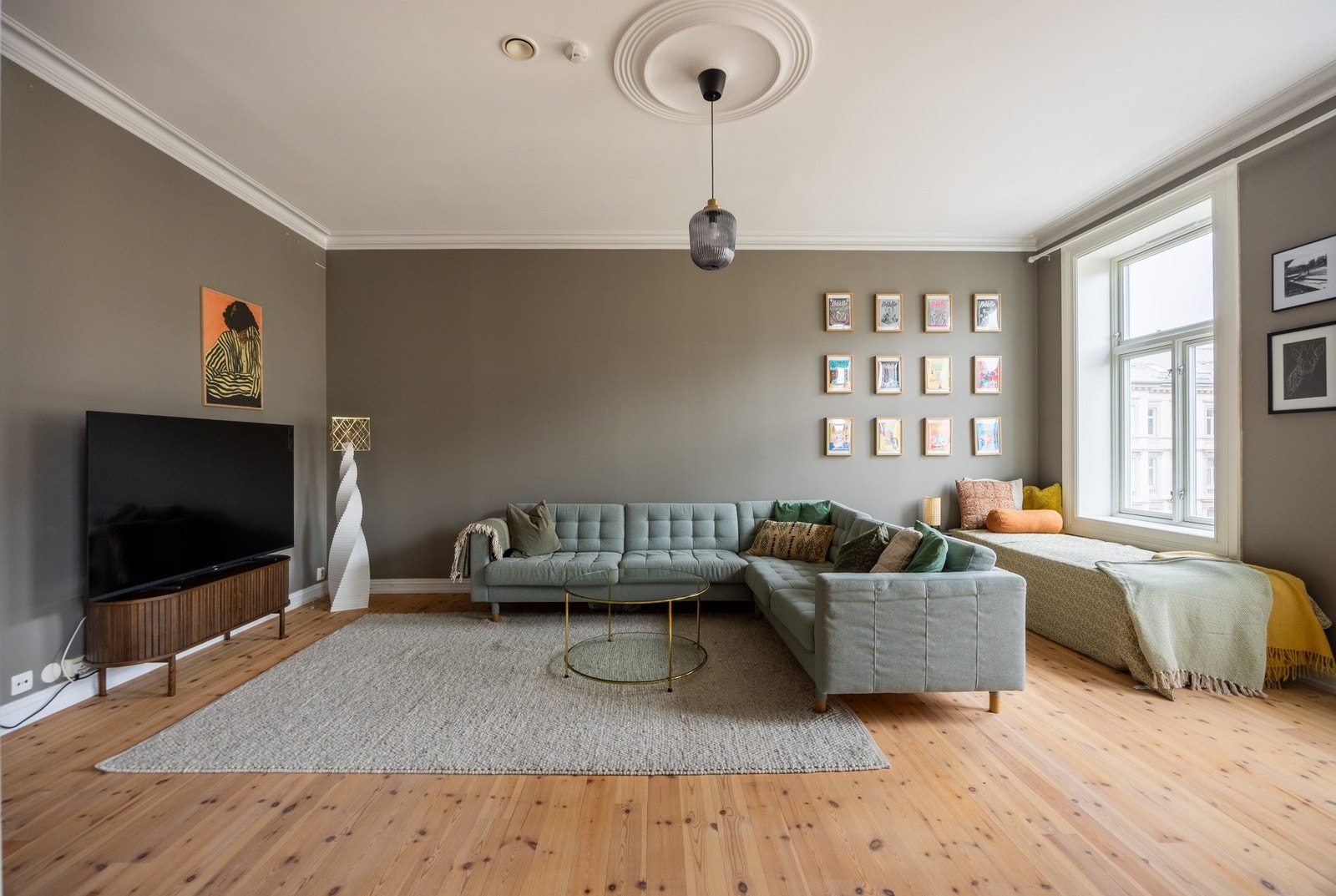 God plass til sofa, stoler, bord og tilhørende mediemøblement. Galleribilde