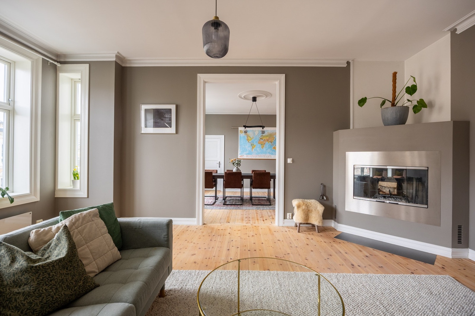 Leiligheten er lys og innbydende med en god takhøyde opptil 2,9 meter. Galleribilde