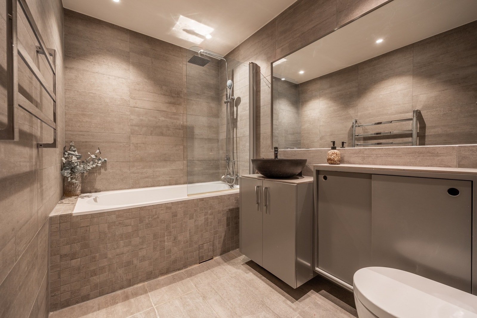 Romslig helfliset bad fra 2014 med eksklusive italienske stenfliser. Galleribilde