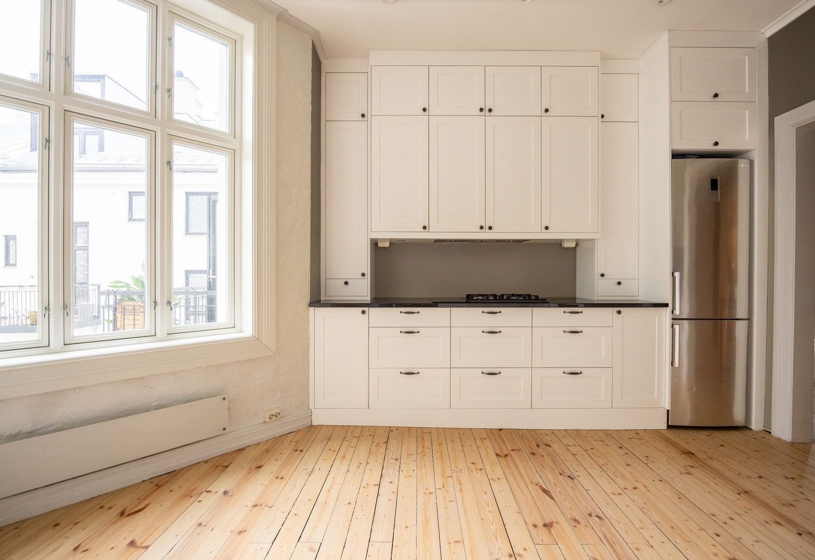 Kjøkkenet har en fin kombinasjon av skap- og benkeplass for både oppbevaring og matlaging. Galleribilde