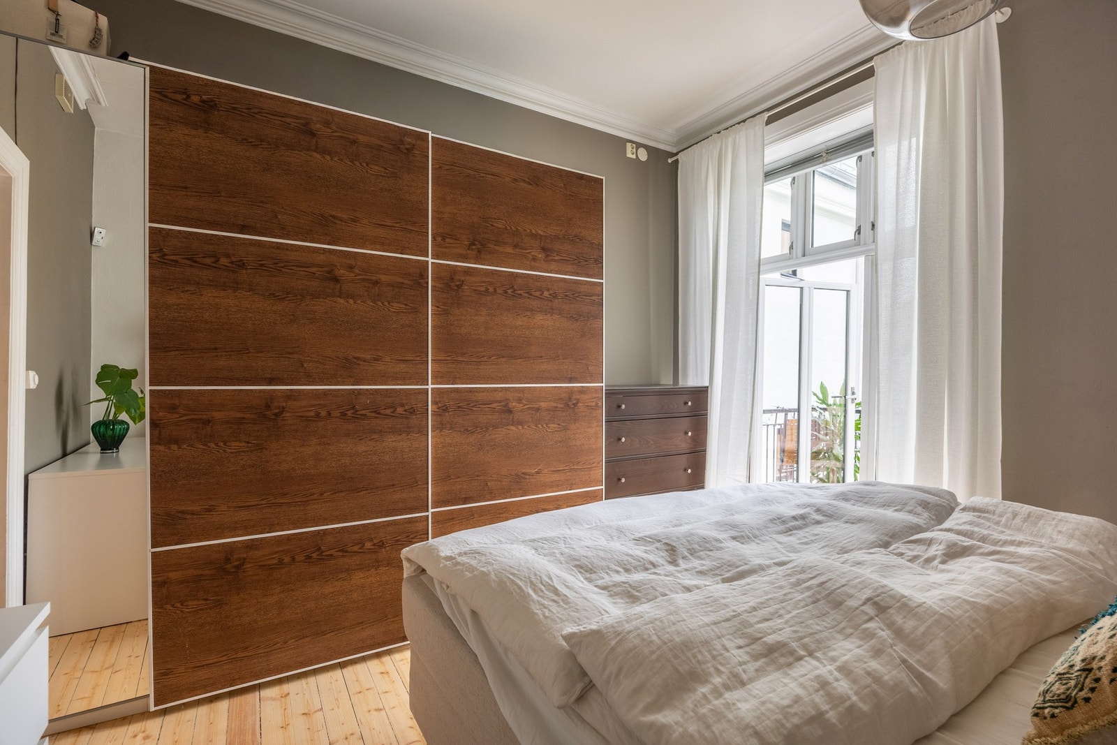 Rikelig med oppbevaringsplass i stor garderobeløsning. Galleribilde