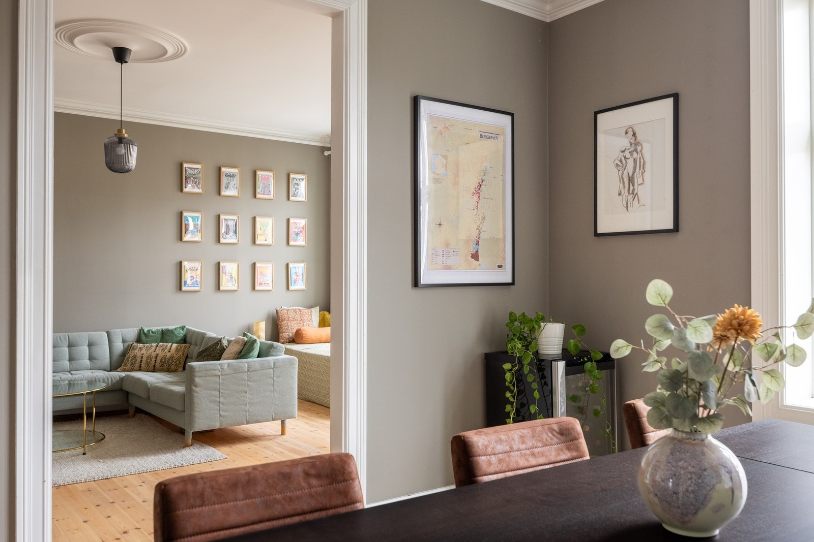 Overflatene er malt i en moderne og behagelig Galleribilde