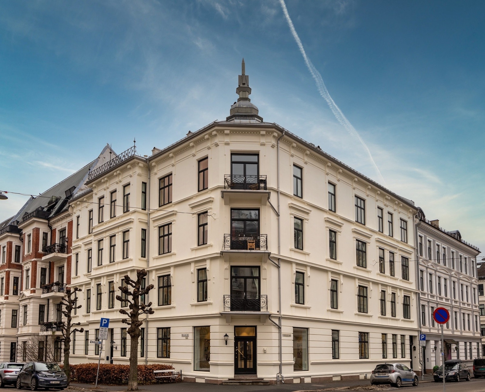 Gården er nylig renovert, samtlige vinduer, tak og kjeller, brannsikring, elektrisk m.m. Galleribilde