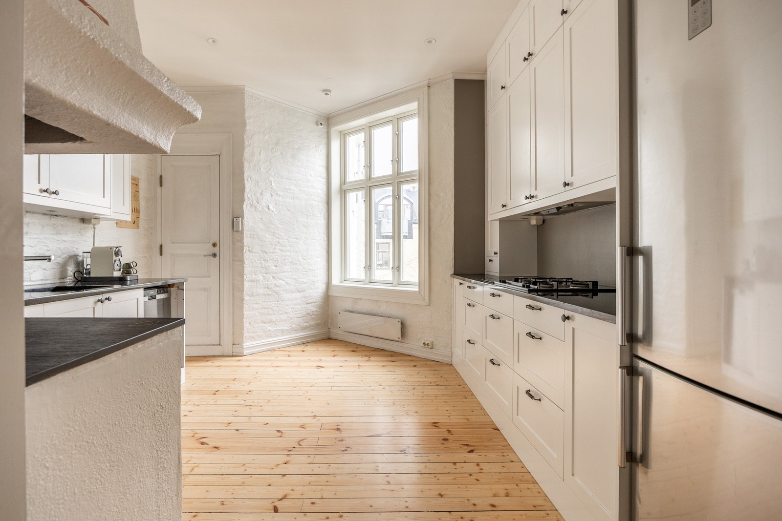 Videre får man et separat kjøkken med plass til spisebord. Galleribilde