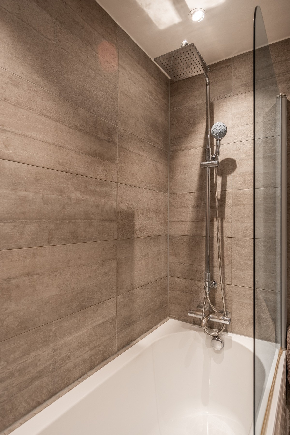 Innfliset badekar med dusj. Galleribilde