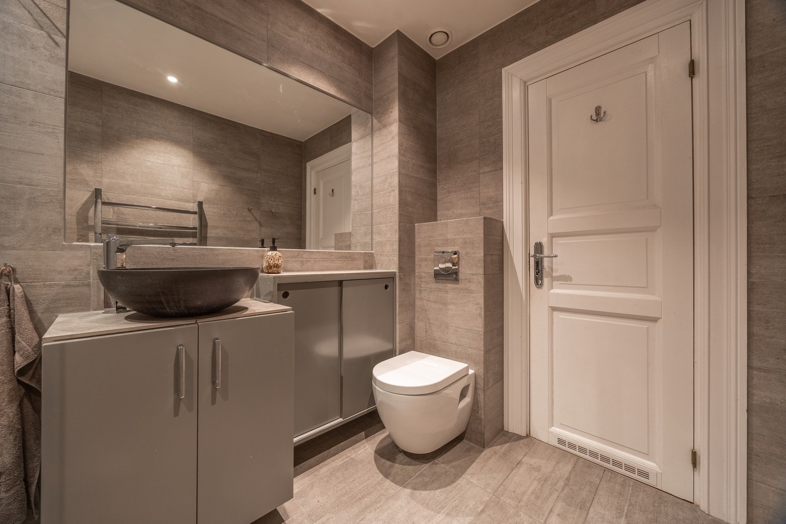 Det er gulvvarme, samt downlights i himling. Galleribilde