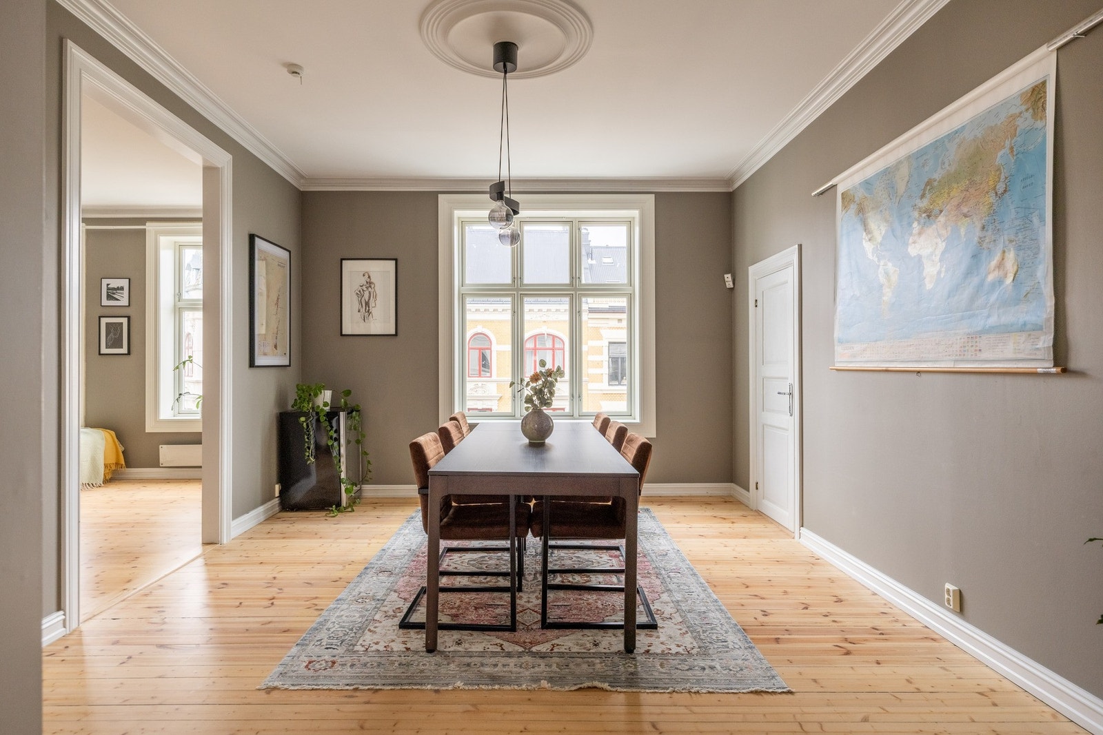 Store krysspostvinduer slipper inn rikelig med naturlig lys. Galleribilde