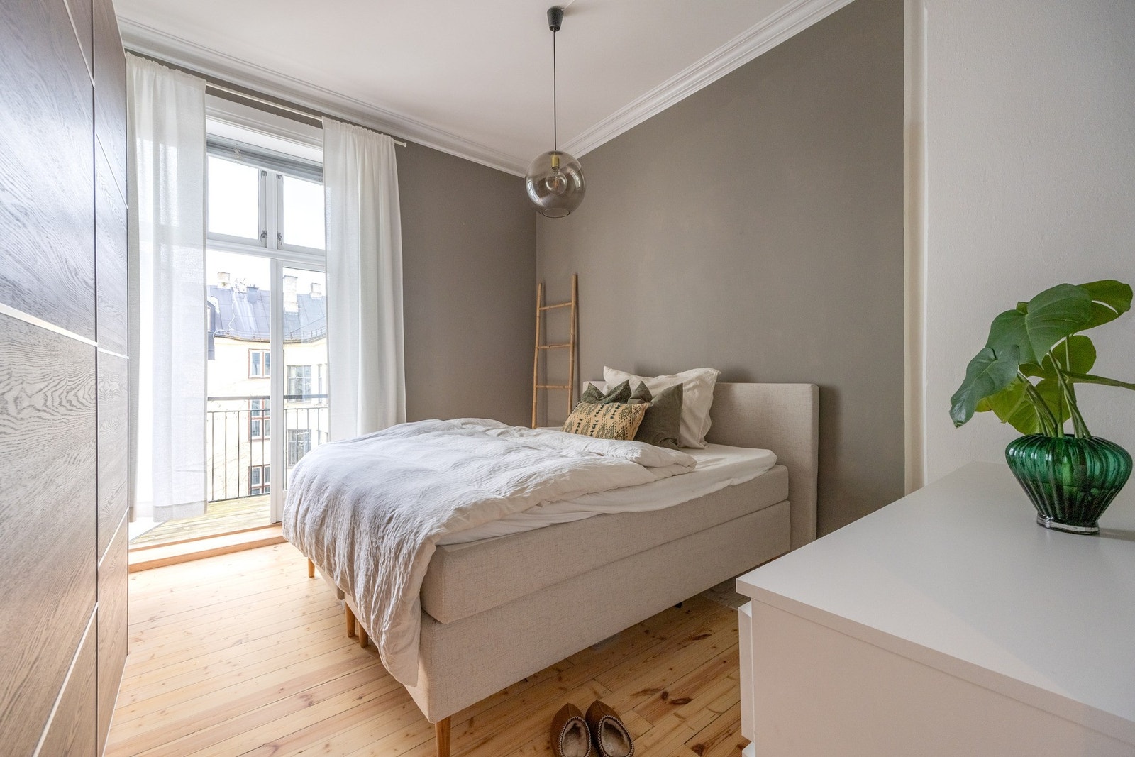 Hovedsoverommet er meget romslig med god plass for stor seng. Galleribilde