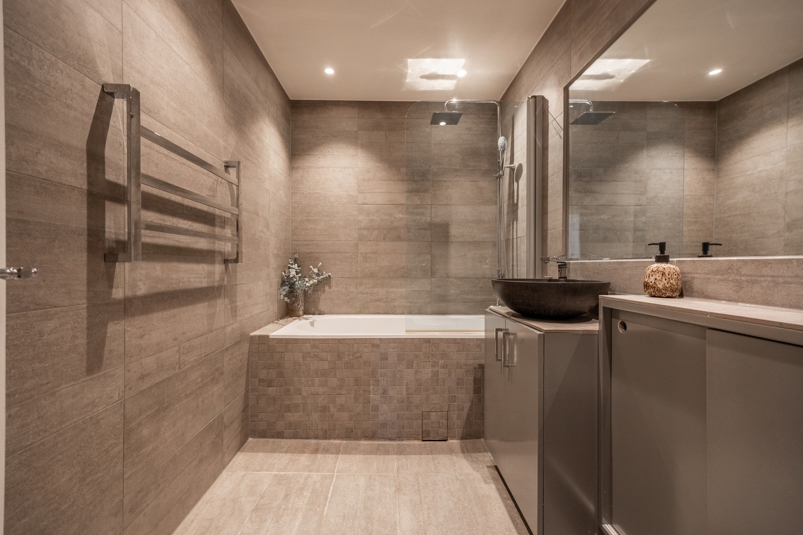 Det er store speilflater, lekker stenservant, servantbatteri fra Tapwell og vegghengt toalett for et helhetlig uttrykk. Galleribilde