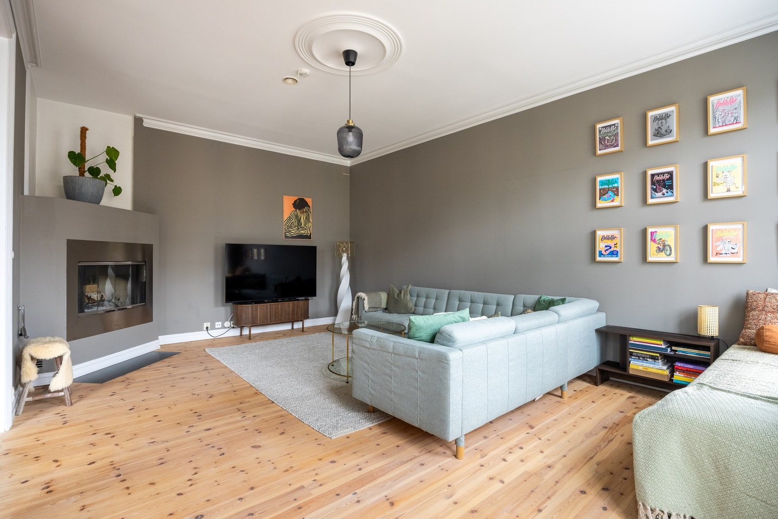 Det er tre ildsteder i leiligheten. Galleribilde