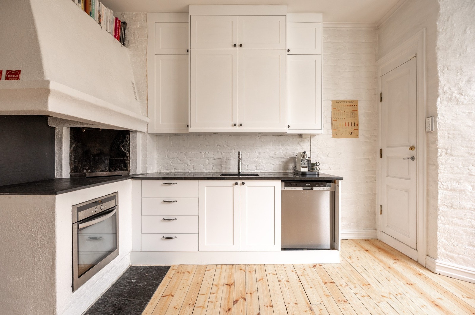 Det er innebygd kjøleskap, stekeovn og oppvaskmaskin, samt nedfelt platetopp med to soner og nedfelt gasstopp. Galleribilde